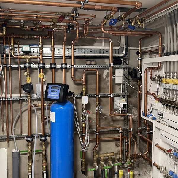 Erik Svensson - En gammal villa som totalrenoverades, mycket teknik skulle in i ett teknikrum som tidigare bara hade haft elpanna..jpg