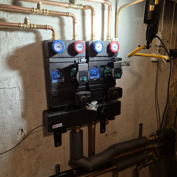 Frank van Leeuwen - I connected a electricity solar energy and kitchen wood stove to a energy battery with a heatpump.  All working on different temperature but with esbe these can working together.jpg