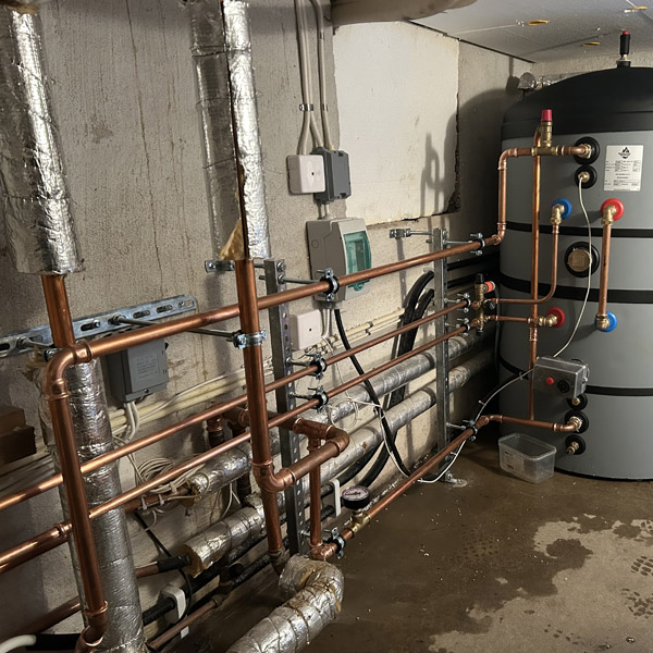 Viktor Brigell - Strömnäspanna med buffertank för värme samt dubbel slinga för varmvatten och elpatron kopplad mot befintlig sjövärmepump.jpg