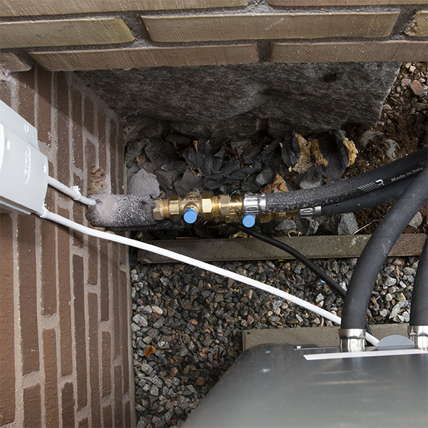 The two VTNs are installed on the flow and return pipe on the outside part of the heating system_600x600.jpg